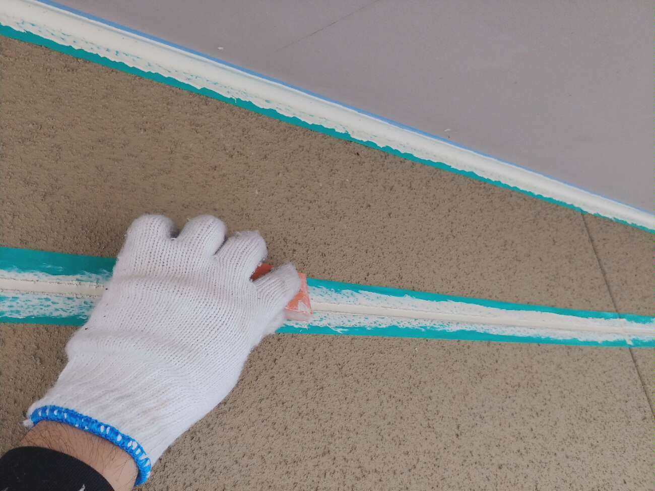 へらでシーリング材を均す